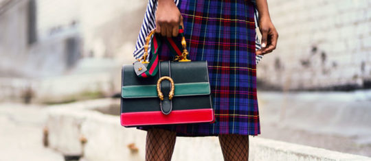Photo d'une femme portant un sac à main original