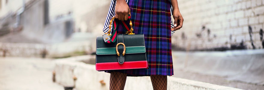 Photo d'une femme portant un sac à main original