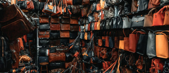 Plein de sacs à main rangés parfaitement